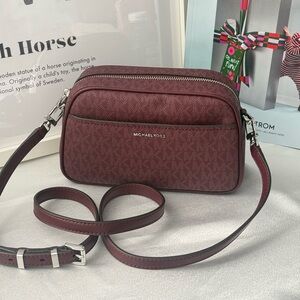 MICHAEL MICHAEL KORS
Jet Set Small Signature Logo Camera Crossbody Bag